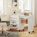 Mobile per Macchina da Cucire Pieghevole 116,3x49,5x76,5 cm con 2 Contenitori Mensola Inferiore 18 Pioli per Bobine e Ruote in Truciolato Bianco      