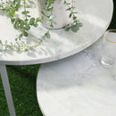 Set 2 Tavolini da Giardino in Metallo Piano Effetto Marmo Bianco