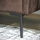 Divano 2 Posti Design Minimal 137x72x88 cm con Imbottitura Spessa in Poliestere Effetto Pelle Marrone Scuro  