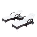 Set 2 Lettini Prendisole da Giardino in Rattan Sintetico Reclinabili Imbottiti con Rotelle e Tavolino Marrone 