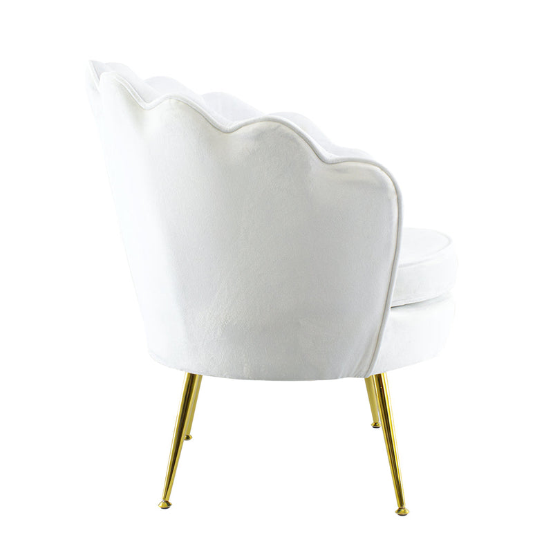 Poltrona Imbottita Schienale a Conchiglia in Velluto Piedi Oro Bianco