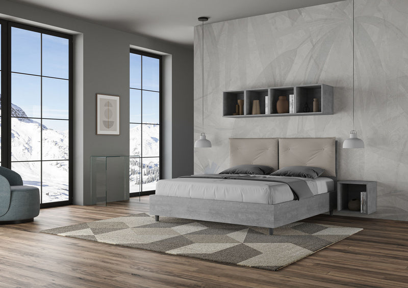 Letto Matrimoniale con Alzata Comoda Struttura Cemento con Cuscini in Similpelle Appia Tortora Varie Misure