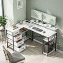 Scrivania Angolare 155x112x85,5-91,5 cm con Prese 4 Cassetti in Tessuto Rialzo Monitor e 2 Ganci Bianco e Nero      