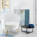 Poltrona Imbottita Schienale a Conchiglia in Velluto Piedi Oro Bianco