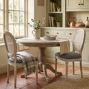 Set 2 Sedie Sala da Pranzo 49x56x96 cm con Schienale in Rattan Traforato Gambe in Legno in Tessuto Effetto Lino Grigio      
