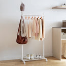 Stand Appendiabiti da Ingresso 68x43x171 cm Asta Ganci e Ripiano Inferiore con Ruote in Metallo Bianco  