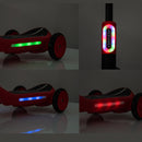 Monopattino Elettrico Deluxe a 3 Ruote 67x32x69 cm Luci LED RGB Casco e Protezioni Incluse Rosso