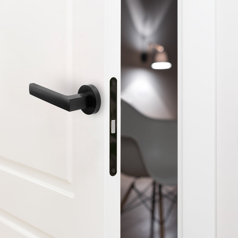 Maniglie Mackay per Porta da Interno con Rosetta Ø50 mm Alluminio Nero 5 Sets. Emuca