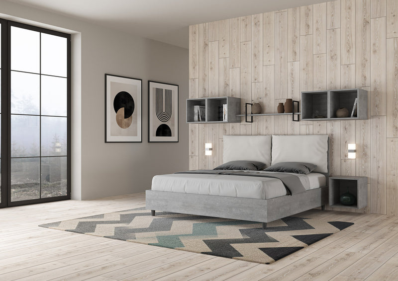 Letto Matrimoniale con Alzata Comoda Struttura Cemento con Cuscini in Similpelle Antea Bianco Varie Misure