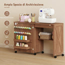 Mobile per Macchina da Cucire Pieghevole 116,3x49,5x76,5 cm con 2 Contenitori Mensola 18 Pioli per Bobine e Ruote in Truciolato Marrone      