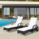 Set 2 Lettini Prendisole da Giardino in Rattan Sintetico Reclinabili Imbottiti con Rotelle e Tavolino Marrone 