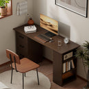 Scrivania Moderna 140x48x72 cm con 3 Cassetti e 3 Ripiani in Truciolato Color Noce      
