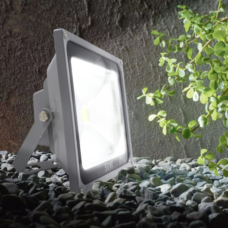 Faro a led luce fredda con staffa a 120° di angolazione e protezione IP65