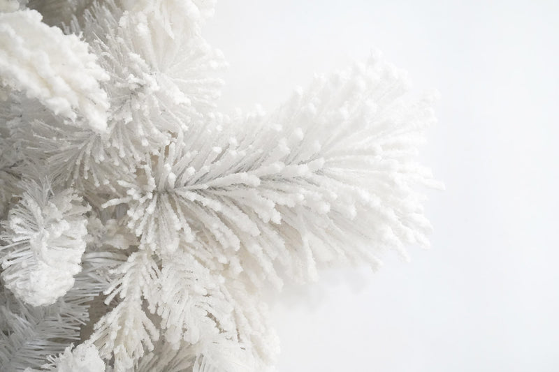 Albero di Natale Artificiale 240 cm 73 Rami  Bianco Floccato del Gargano-3