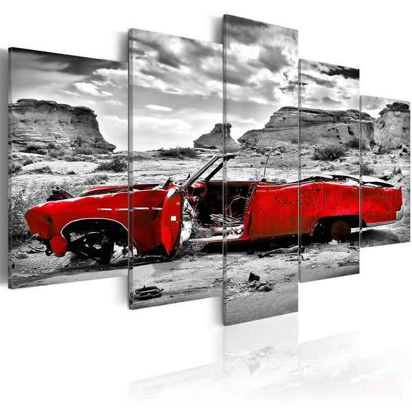 Impression sur toile - Voiture rouge dans un style rétro dans le désert du Colorado - 5 pièces erronées sconto