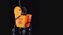 Chariot de nettoyage professionnel avec essoreuse amovible et roues orange