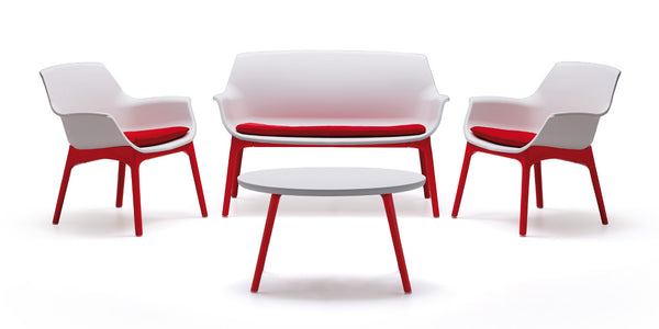 sconto Ensemble de jardin canapé fauteuils et table basse en polypropylène blanc et rouge Vandi